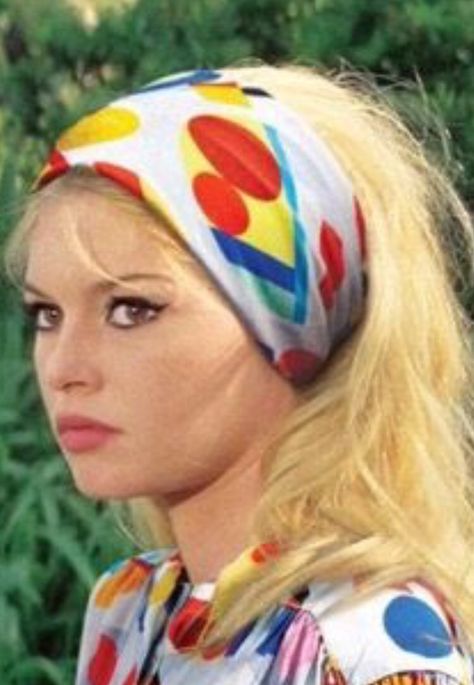 Headscarf Bardot Headband, Brigitte Bardot Hair, Bardot Hair, Classic Fall Style, Bridgette Bardot, Star Francaise, Bridget Bardot, Fall Fashions, Natalie Wood