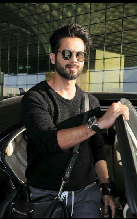 Shahid kapoor 31.12.17 Sahid Kapur Image, Shahid Kapoor Fashion, Shahid Kapoor Hairstyle, Sahid Kapur, Rakesh Roshan, Actor Bollywood, Allu Arjun Hairstyle, Mens Hairstyles With Beard, Wedding Dresses Men Indian