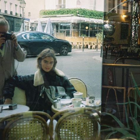 Sophie Linnemann on Instagram: “Favorite parisian girl, at my favorite place in Paris” Parisian Vibes Aesthetic, Vintage Paris Aesthetic, Paris Film, Paris Life, Aesthetic Paris, Jardin Des Tuileries, Living In London, Parisian Life, Paris Vintage