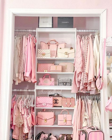 Kawaii Walk In Closet, Pretty Walk In Closet, Big Pink Closet, Barbie Walk In Closet, Pink Wardrobe Aesthetic, Coquette Walk In Closet, Rich Girl Closet, Big Closet Aesthetic, Pink Closet Aesthetic