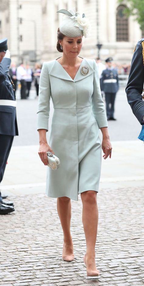 Kate Middleton Fascinator Outfit, Kate Middleton Coat Dress, Kate Middleton Fascinator, Moda Kate Middleton, Kate Middleton Hats, Kate Middleton Style Outfits, Coat Dresses, Düşes Kate, Princesse Kate Middleton