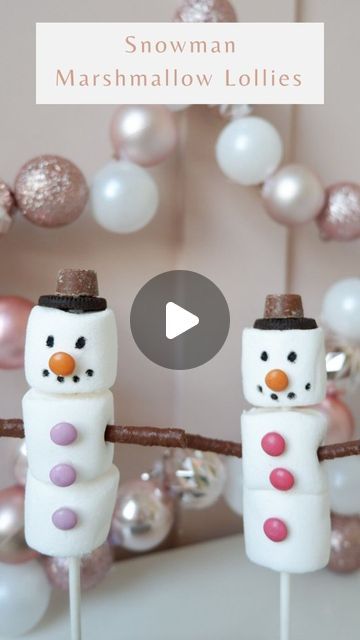 Catherine on Instagram: "Snowman marshmallow lolly. 
.
Super simple no bake snowman marshmallow lolly perfect to create this holiday season. Would also make a lovely treat for Christmas Eve boxes. 
.
.
You will need:
Giant marshmallows
Matchsticks
Edible black pen
Mini smarties
Writing icing
Mini Oreos
Mini Rolos
Lolly sticks
.
.
.#christmas2022 #christmasbaking #xmasfood #christmasfood  #mumsofinstagram #mumtips #mumhacks #kidsbaking #tipsandtricks #parenthacks #hackyourlife #xmas2022 #xmastreats #xmascheer  #snowman #christmastreats #christmashacks #viralsound  #christmasrecipes #christmasdessert #reeltrending #reeltrends" Marshmallow Christmas Ideas, Marshmallow Snowman On A Stick, Marshmallow Snowman Craft, Marshmellow Snowman, Writing Icing, Snowman Marshmallows, Christmas Marshmallows, Marshmallow Activities, Marshmallow Christmas