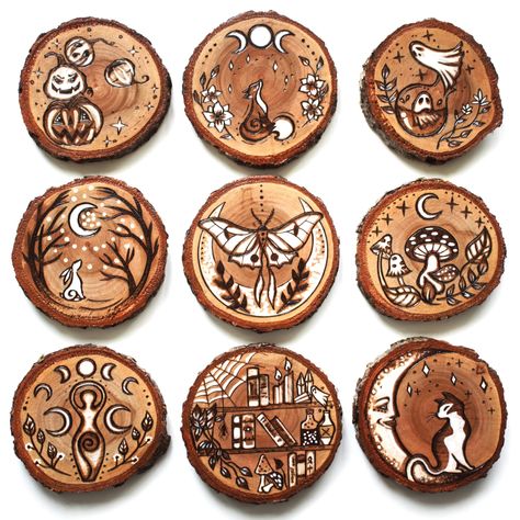 Witchy Pyrography Ideas, Pagan Decorations, Painted Pyrography, Witchy Christmas, Witchcraft Art, Witchy Wall Art, Pyrography Ideas, Beginner Wood Burning, Wood Slice Decor