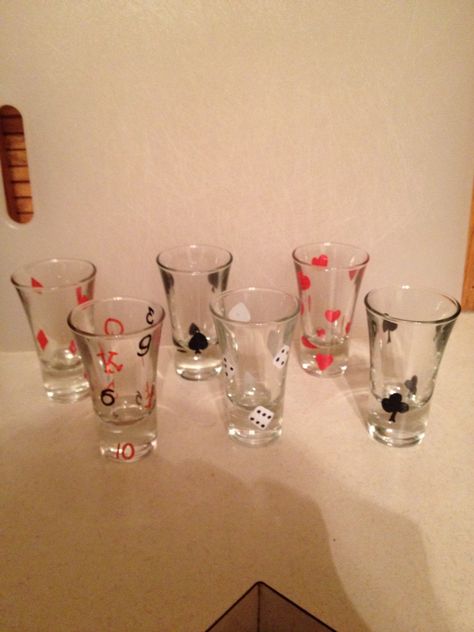 Gambling themed shot glass set Painting Shot Glasses Ideas, Mini Tumbler Shot Glass Ideas, Painting Shot Glasses, Painted Shot Glasses Diy, Shot Glass Ideas Vinyl, Shot Glass Painting Ideas, Shot Glass Painting, Diy Shot Glasses, Shot Glass Designs