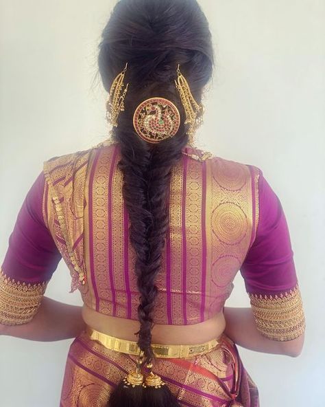 Jada Gantalu, Simple Bridal Hairstyle, Hair Style On Saree, Saree Hairstyles, Boat Neck Blouse Design, Easy Hairstyles For Thick Hair, Traditional Hairstyle, Wedding Saree Blouse Designs, Traditional Blouse Designs