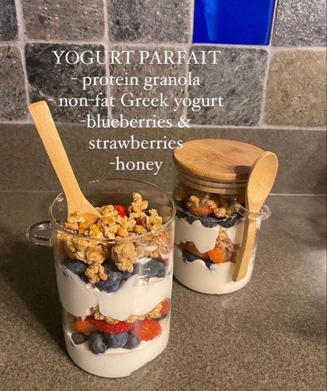 Resep Smoothie, Healthy Lunch Snacks, Healthy Food Menu, Food Motivation, Yogurt Parfait, Healthy Lifestyle Food, Healthy Food Dishes, Healthy Food Motivation, Breakfast Healthy