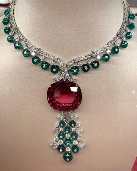 Jessica Diamond on Instagram: "24hrs à Paris with @bulgari for the launch of Bulgari Eden the Garden of Wonders - huge gemstones, a smattering of celebrity and a proper…" Emerald Diamond Necklace, Neck Pieces Jewelry, Beautiful Beaded Jewelry, Tiaras Jewellery, Diamond Earrings Design, Queen Jewelry, Jewellery Design Sketches, Antique Jewellery Designs, Diamond Necklace Designs