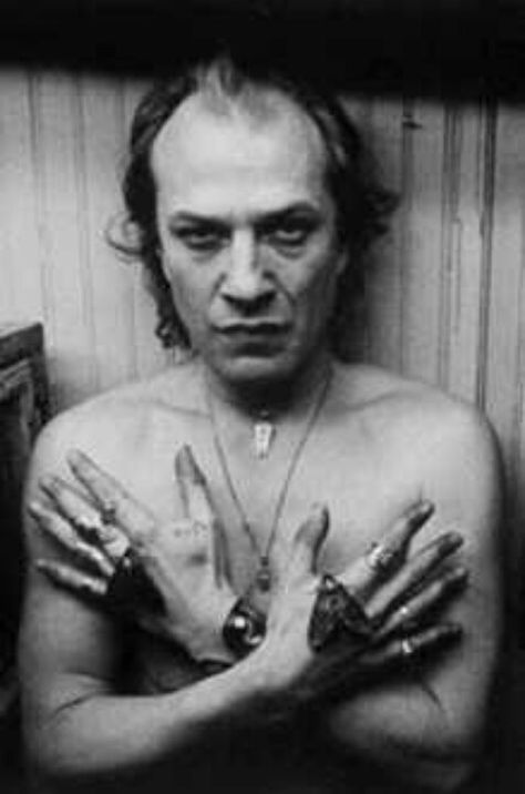 Ted Levine as Jame Gumb AKA "Buffalo Bill" - The Silence of the Lambs (1991) Morbider Humor, Ted Levine, Human Centipede, Clarice Starling, Meat Dress, Photos Rares, Silence Of The Lambs, Fear Factor, Buffalo Bill