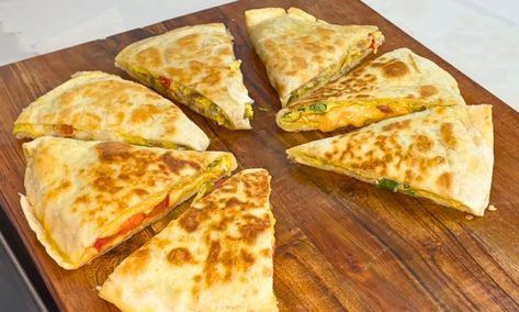 Food With Eggs Breakfast, Breakfast Tortilla Ideas, Mexican Omelette Recipe, Tortilla Recipe Meals, Tortilla Wrap Recipes, Egg Quesadilla, Tortilla Breakfast, Omelet Recipes, Omelette Breakfast