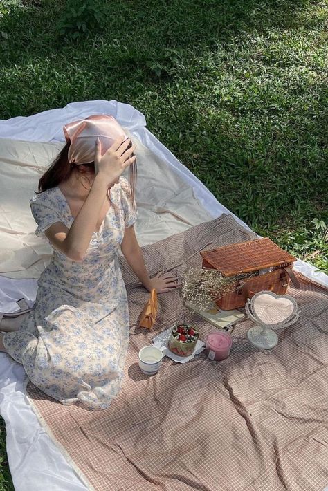 Picnic Date Outfits, Picnic Fashion, Picnic Photo Shoot, Picnic Pictures, Picnic Photography, Debut Photoshoot, Picnic Outfit, Debut Ideas, Korean Couple Photoshoot