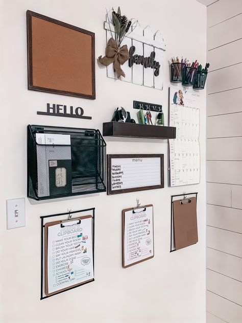 Memo Wall Ideas, Planning Wall Ideas, Command Center Corner, Küchen Diy, Desk Wall Organization, Command Center Wall, Wall Organizer Diy, Office Wall Organization, Home Command Center