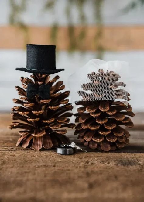 Winter Wedding Guest Book Ideas, Pine Cone Wedding, Winter Wedding Party, Diy Winter Wedding, Christmas Wedding Themes, Winter Wedding Table, Christmas Wedding Ideas, Rustic Winter Wedding, Wedding Themes Winter