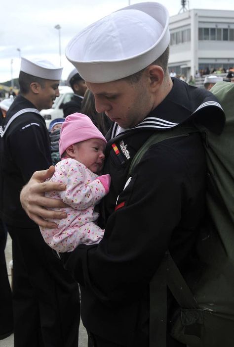 48 Servicemen Meeting Their Children For The First Time Military Relationships, Newborn Daughter, Marine Love, Brave Heart, Happy Families, Military Homecoming, Military Girlfriend, Military Honor, Usa Pride