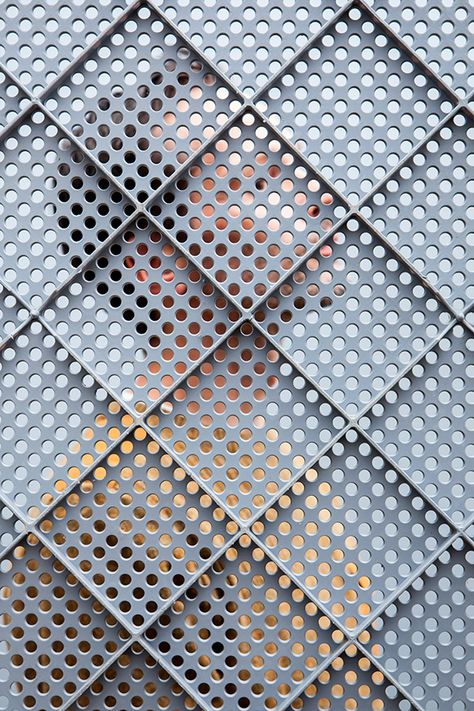 Metal Net Wall, Metal Screens Architecture, Metal Net, Diy Screen Printing, Metal Facade, Metal Pattern, Raw Color, Metal Screen, Perforated Metal