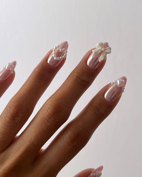 Melanie Graves (@overglowedit) • Fotos e vídeos do Instagram Simple Pearl Nail Designs, Gel Nail Designs With Charms, Pretty Pink Gel Nails, Pink Pearl Nails Design, Nail Charms Short Nails, Pearl Charms Nails, Pearls Nail Art, Pearl Nail Designs Rhinestones, Cute Nails With Pearls