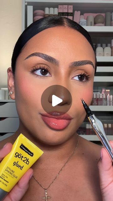 𝐄𝐋𝐈𝐙𝐀𝐁𝐄𝐓𝐇 𝐌𝐔𝐑𝐆𝐔𝐈𝐀 on Instagram: "HOW I DO BROWS 🤍—  1. Apply brow gel 2. Fill in brows! 3. Set brows lightly with translucent powder 4. Blend bronzer into brows for softer look👏🏽  #eyebrowtutorial #browtutorial #makeuptiktok #tiktokmakeup #got2beglued #got2be #browshaping #browtransformation #browgel #makeuptrends #makeuptrend #makeupfavorites" Ombre Eyebrows Makeup, Eyebrow Gel Before And After, How To Fill In Eyebrows, Eyebrow Makeup Techniques, Ombre Brows, Ombre Eyebrows, How To Do Eyebrows, Black Eyebrows, Powder Brows