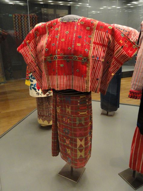 Mayan #clothing Staatliches Museum Mayan Dress, Mayan Clothing, Guatemalan Clothing, Mayan People, Maya Civilization, Maya Art, Lace Up Leggings, Indigenous Culture, Drawing Clothes