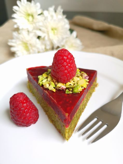 Gâteau pistaches framboises vegan sans gluten Tarte Vegan, Dessert Leger, Patisserie Vegan, Dessert Vegan, Raw Cake, Desserts Vegan, Vegan Kitchen, No Cook Desserts, Weird Food