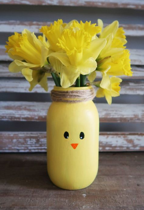 Easter Chick Mason Jar Påskeaktiviteter For Barn, Diy Osterschmuck, Mason Jar Vase, Easter Mason Jars, Koti Diy, Mason Jar Vases, Weekend Crafts, Spring Easter Crafts, Easter Chick