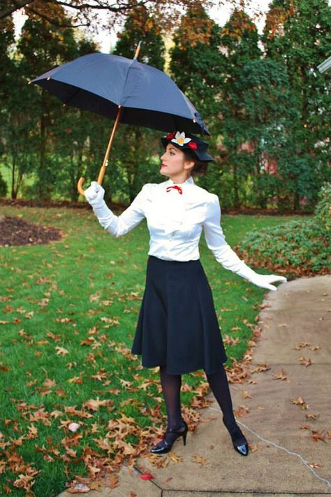 Mary Poppins Hand sewn black felt hat, adorned with handmade fabric flowers. Carnaval Costumes, Up Halloween Costume, Disney Mary Poppins, Costume Box, Diy Group Halloween Costumes, Mary Poppins Costume, Dress Up Halloween, Disney Costume, Diy Costumes Women