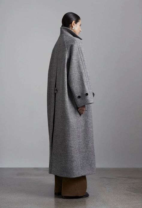 Brown And Grey Outfit, Gray Coat Outfit, Mode Kimono, Coat Trends, 가을 패션, Coat Fashion, Grey Fashion, Wool Coat, Minimalist Fashion