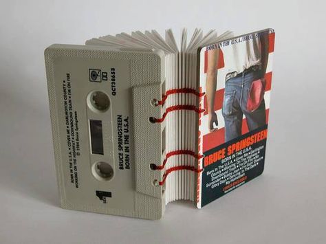 original libro Cassette Tape Crafts, Old Cassette, Penanda Buku, 15 Diy, Motley Crue, Tape Crafts, Handmade Books, Journal Stationery, Cassette Tape