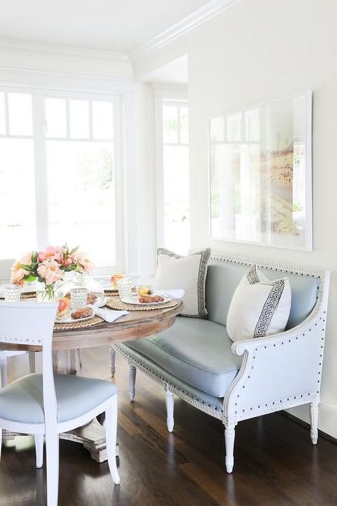 Breakfast Nook with Blue Leather Settee via Kerrisdale Design Banquette Ideas, Dining Room Trends, Settee Dining, Styl Hampton, Kitchen Banquette, Transitional Dining Room, Hill Interiors, Casa Vintage, Breakfast Nooks