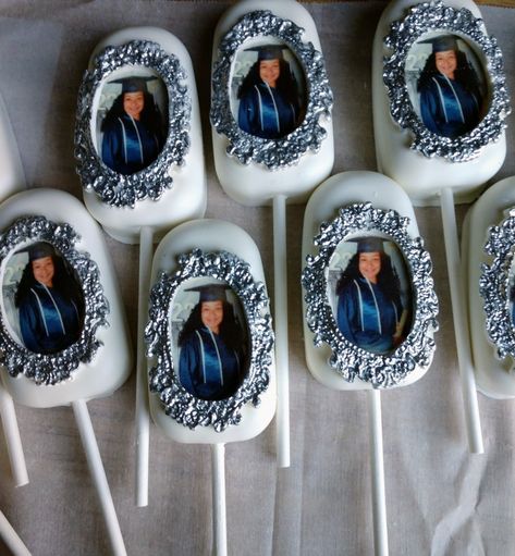 Graduation Cake Popsicles, Graduation Treats Ideas, Graduation Cake Pops Ideas, Graduation Cakesicles, Graduation Strawberries, Grad Treats, Cake Sickles, Family Reunion Cakes, Graduation Menu