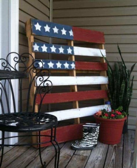 Pallet Flag, Pallet Home Decor, Pallet Projects Easy, Primitive Homes, Pallet Decor, Fun Recipes, Recycled Pallets, Pallet Painting, 4th Of July Decorations