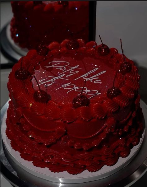 Red And Silver Cake Birthday, Cute Black Birthday Cakes, Red Birthday Cakes For Women Elegant, Cute Red Cake Aesthetic, Red Glitter Heart Cake, Round Strawberry Cake, Red Cake Birthday Aesthetic, Silver And Red Birthday Theme, Red And Black Cake Design