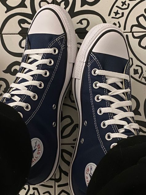 Indie Shoes Men, Mens Shoes Converse, Guy Shoes Aesthetic, Guys Shoes Aesthetic, Blue Converse Outfit Men, Male Shoes Aesthetic, Boys Shoes Aesthetic, Boy Shoes Aesthetic, Men’s Fashion Converse