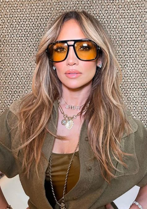 Jennifer Lopez estrena cambio de look con las mechas rubias más populares de los 2000 - Foto 2 Haircut Long Shag, Jlo Hair Colors, Jlo Hair, Jennifer Lopez Hair, Jlo Style, Effortless Hairstyles, Celebrity Hair Stylist, Long Layered Hair, Glasses Sunglasses