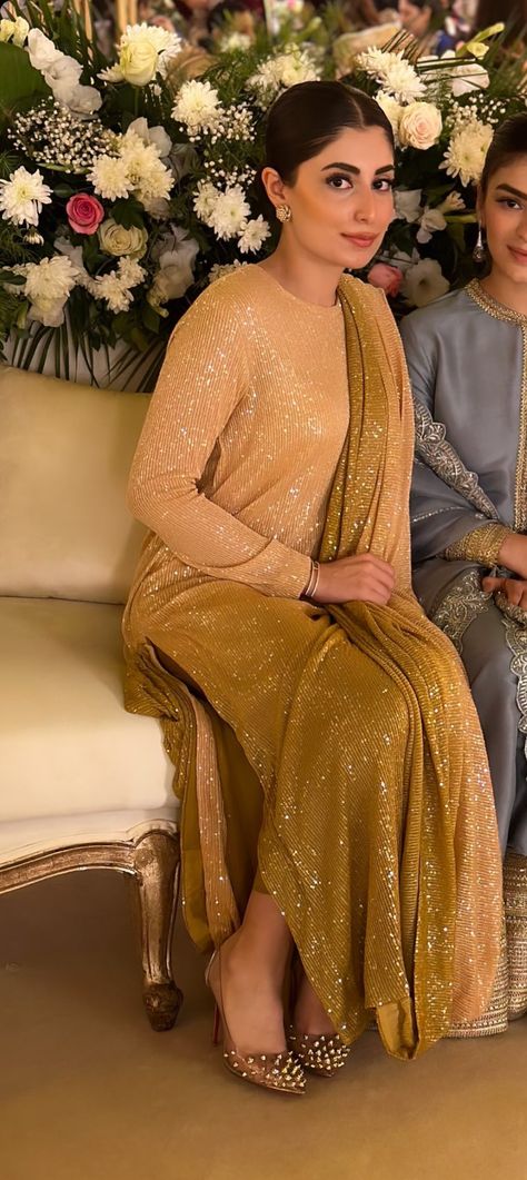 Plain Suit Ideas, College Tops, Pakistani Mehndi Dress, Shadi Dress, Sana Javed, Ethnic Dresses, Designer Outfit, Fancy Sarees Party Wear, Classy Winter Outfits