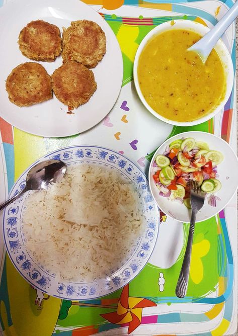 Daal chawal with shami kabab & salad Daal Chawal Pic, Daal Chawal Snap, Daal Chawal Snapchat, Bhuna Gosht Recipe, Daal Chawal, Bhuna Gosht, Veg Soup Recipes, Testy Food, Vegetable Biryani Recipe