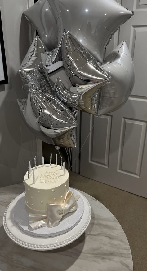 White Theme Birthday Cake, 18th Birthday Silver Theme, Silver 21st Birthday Decorations, White Birthday Balloons, White Silver Birthday Cake, Silver And White Birthday Theme, White And Shimmer Party, Birthday Cake White And Silver, White 18th Birthday Party