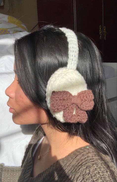 Crochet Ideas Aesthetic Winter, Cute Crochet Earmuffs, Coquette Earmuffs, Crochet Earmuffs Free Pattern, Headphone Crochet Accessories, Crochet Winter Accessories, Earmuff Crochet, Ear Muffs Crochet, Coquette Crochet Ideas