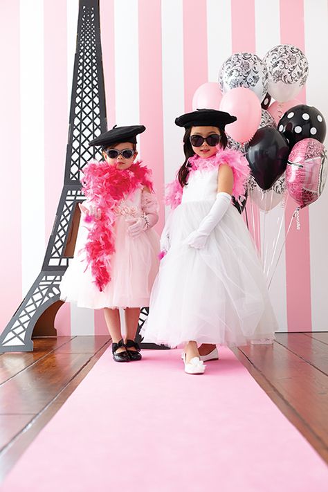 Paris Birthday Theme, Paris Themed Birthday Party, Fashion Show Party, French Party, Parisian Party, Paris Birthday Parties, Paris Theme Party, Paris Birthday, Party Trends