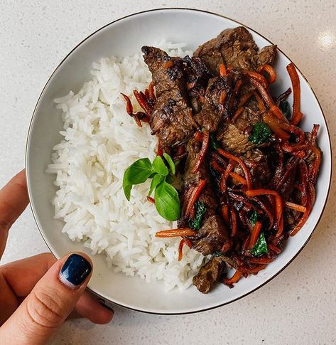 Asian Steak Bowls (Whole30 with Cauliflower Rice) - @broccyourbody Steak Bowls, Asian Steak, Whole 30 Lunch, Cooking Mama, Cook Books, My Recipes, Whole 30, Cauliflower Rice, Yum Yum