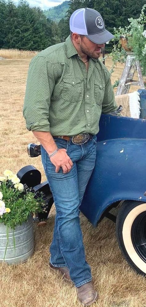 Country Boy Outfits, Country Dudes, Boys Aesthetic Outfits, Western Outfits Men, Wrangler Cowboy Cut, Farm Clothes, Scruffy Men, Farm Boys, Estilo Country