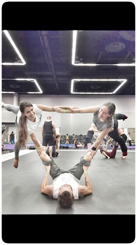 3 Person Yoga, Acro Lifts, Acroyoga Poses, 3 Person Yoga Poses, Trapeze Circus, Group Challenges, Partner Acrobatics, Acro Yoga Poses, Group Poses