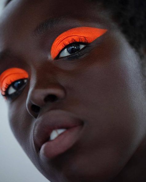 Orange Makeup Looks, Model Tips, Neon Eyeshadow, Orange Eyeshadow, Orange Makeup, Make Up Videos, Pelo Afro, Bold Makeup, Creative Makeup Looks