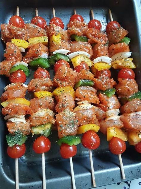 17 Stunning Charcuterie Skewers for Your Outdoor Get-Together Charcuterie Skewers, Bbq Party Food, Simple Family Meals, Kabob Recipes, Catering Ideas Food, Kebab Recipes, Healthy Food Motivation, Seitan, Delicious Dinner