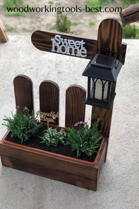 Wood Flower Planters Diy, Fence Post Crafts, Woodworking Projects Unique, نباتات منزلية, Wooden Planter, Wood Projects That Sell, Garden Decor Projects, Diy Wooden Projects, Wood Shop Projects