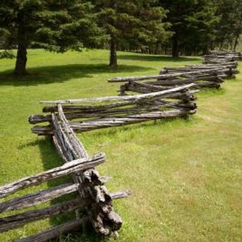 Stacked split-rail fences offer an old fashioned building material in areas with trees. Old Wooden Fence, Log Fence, Wood Fence Post, Fence Options, Split Rail Fence, Country Fences, Rustic Fence, Horizontal Fence, Types Of Fences