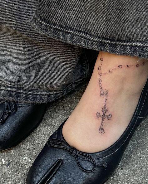 Simple Mary Tattoo, Purity Symbol Tattoo Ideas, Rosary Tattoo On Leg, Tattoo Writing With Flowers, Stomach Tattoo Placement, Feminine Realism Tattoo, Mother Mary Tattoo For Women, Whole Hand Tattoos For Women, Rosery Tattoos Ankle