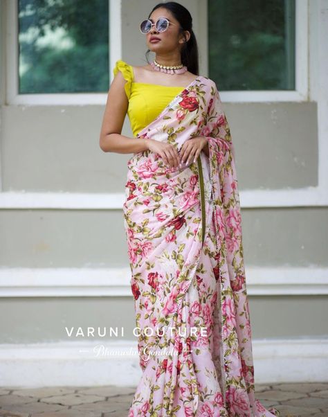 Sadi Pose, Blouse Design For Saree, Print Blouse Design, Saree Jacket Designs, Kerala Saree Blouse Designs, Saree Drapes, Indian Dresses For Women, Pleated Saree, Pure Chiffon Sarees