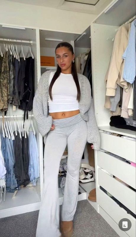 Gray Flares Outfit, Summer Fits With Leggings, Grey Flares Outfit, Flared Legging Outfit, Flair Leggings Outfit, Flares Outfit, Flare Leggings Outfit, Flare Outfit, Leggings Outfit Ideas