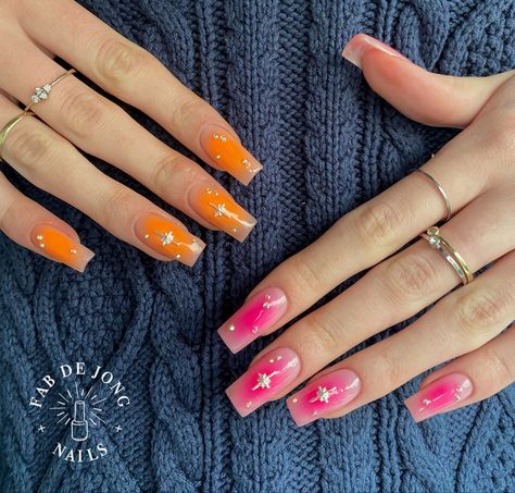 Rechterhand: Coffin nagels in nude kleur met oranje airbrush in het midden en sterretjes en steentjes. Linkerhand: Coffin nagels in nude kleur met roze airbrush in het midden en sterretjes en steentjes. Aura Nails With Gems, Aura Nail Art, Nails In Pink, Aura Nail, Nails With Gems, Nail Art Inspo, Airbrush Nails, Gem Nails, Star Nails