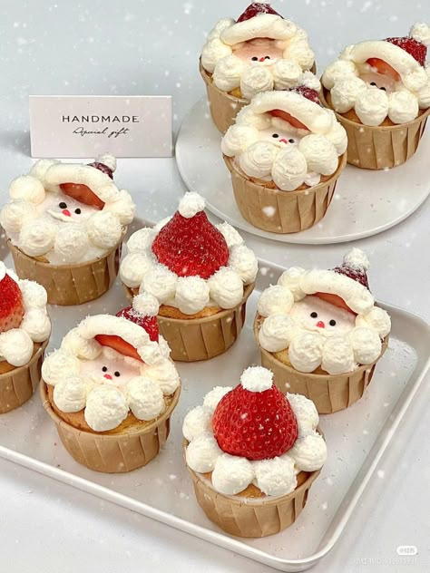 Santa Hat Brownies, Xmas Cake, Pretty Dessert, Cute Baking, Cute Birthday Cakes, Christmas Cupcakes, Christmas Cooking, Cute Desserts, Pretty Cakes