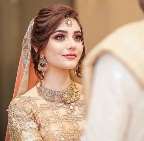 Pretty Bride भारतीय दुल्हन संबंधी, Pakistani Bridal Hairstyles, Bridal Hairstyle Indian Wedding, Pakistani Bridal Makeup, Engagement Hairstyles, Bridal Hairdo, Bridal Hair Buns, Indian Wedding Hairstyles, Bridal Outfit